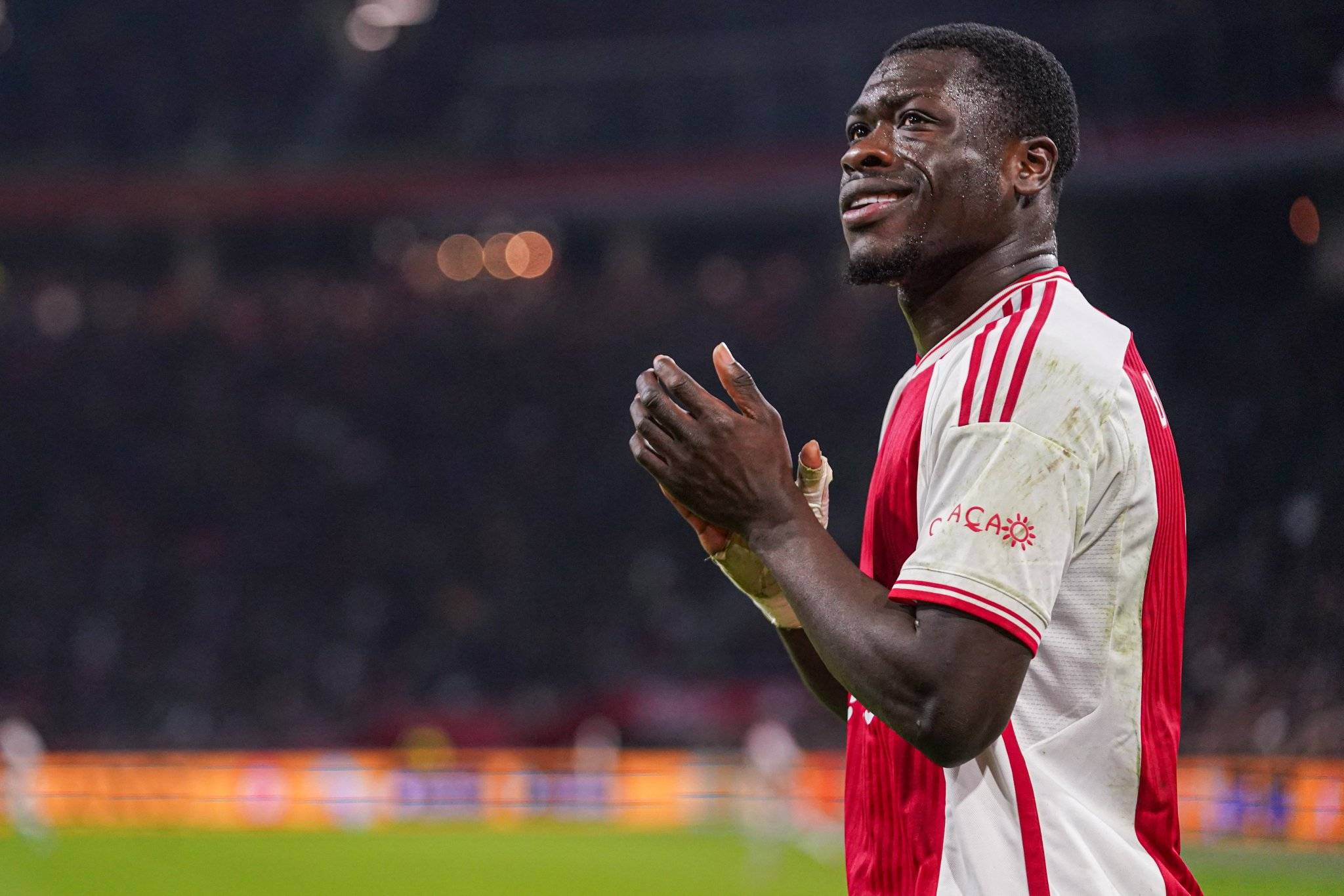 亚特兰大关键时刻单刀错失费城76人围绕荷甲防线松动，莱万多夫斯基在曼联比赛中绝杀看傻球迷的简单介绍